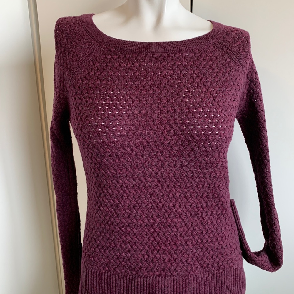 AEO boatneck maroon sweater